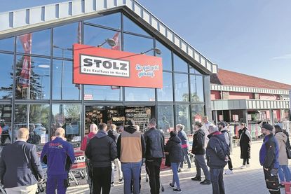 Großer Andrang zur Eröffnung: Zahlreiche Besucher warteten vor dem Eingang, um einen ersten Blick in das neue Kaufhaus Stolz zu werfen.