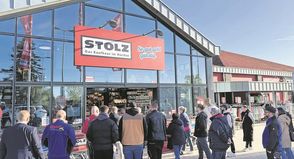 Großer Andrang zur Eröffnung: Zahlreiche Besucher warteten vor dem Eingang, um einen ersten Blick in das neue Kaufhaus Stolz zu werfen.