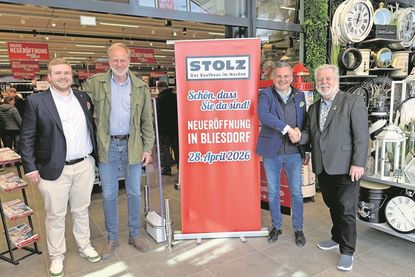 Hinnerk Stolz (v. lks.), Martin Stolz, Uwe Hornung und Bürgermeister Rainer Holtz freuen sich über das neue Zentrum in Bliesdorf.
