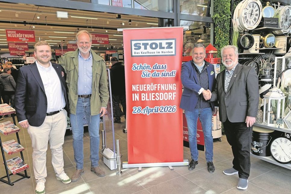 Hinnerk Stolz (v. lks.), Martin Stolz, Uwe Hornung und Bürgermeister Rainer Holtz freuen sich über das neue Zentrum in Bliesdorf.