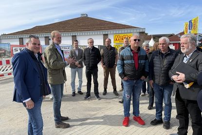 Einblicke vor der Eröffnung: Bei der Begehung am Montag tauschten sich Vertreter aus Politik, Verwaltung und Projektbeteiligte über den Standort aus.