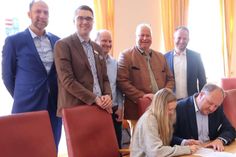 Landrat Timo Gaarz bei der Unterzeichnung einer offiziellen Vereinbarung zur Einrichtung einer Schutzwohnung für das Frauenhaus Ostholstein.