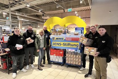 Edeka Jens-Geschäftsführer Swen Rathjen (2. v. lks.) und Stiftungsbeirätin Birgit Weetendorf-Jens übergaben mit einigen Edeka-Mitarbeitern die Warenspende an die Tafel Neustadt, vertreten durch Nikolaus Tiling (4. v. lks.).