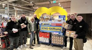 Edeka Jens-Geschäftsführer Swen Rathjen (2. v. lks.) und Stiftungsbeirätin Birgit Weetendorf-Jens übergaben mit einigen Edeka-Mitarbeitern die Warenspende an die Tafel Neustadt, vertreten durch Nikolaus Tiling (4. v. lks.).