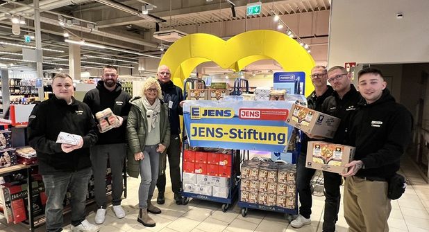Edeka Jens-Geschäftsführer Swen Rathjen (2. v. lks.) und Stiftungsbeirätin Birgit Weetendorf-Jens übergaben mit einigen Edeka-Mitarbeitern die Warenspende an die Tafel Neustadt, vertreten durch Nikolaus Tiling (4. v. lks.).