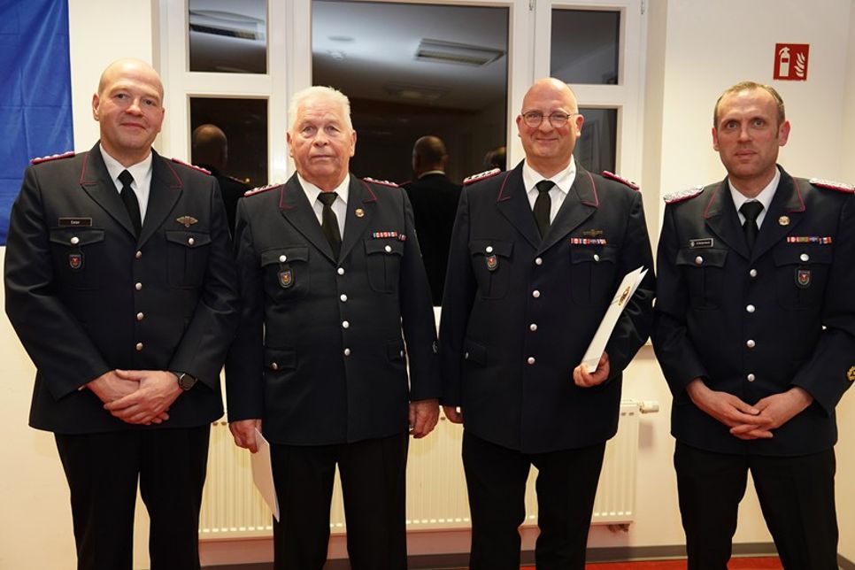 Christian Exner (lks.) und Marcel Moldenhauer (re.) zeichneten Holger Behla und Florian Jaekel (v. lks.) für 40-jährige Mitgliedschaft aus.