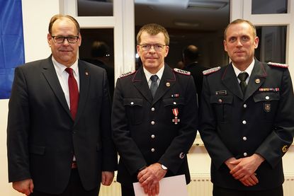 Bürgermeister Mirko Spieckermann (lks.) und Wehrführer Marcel Moldenhauer (re.) ehrten Detmar Horn mit dem Brandschutzehrenzeichen in Gold für 40 Jahre im aktiven Dienst.