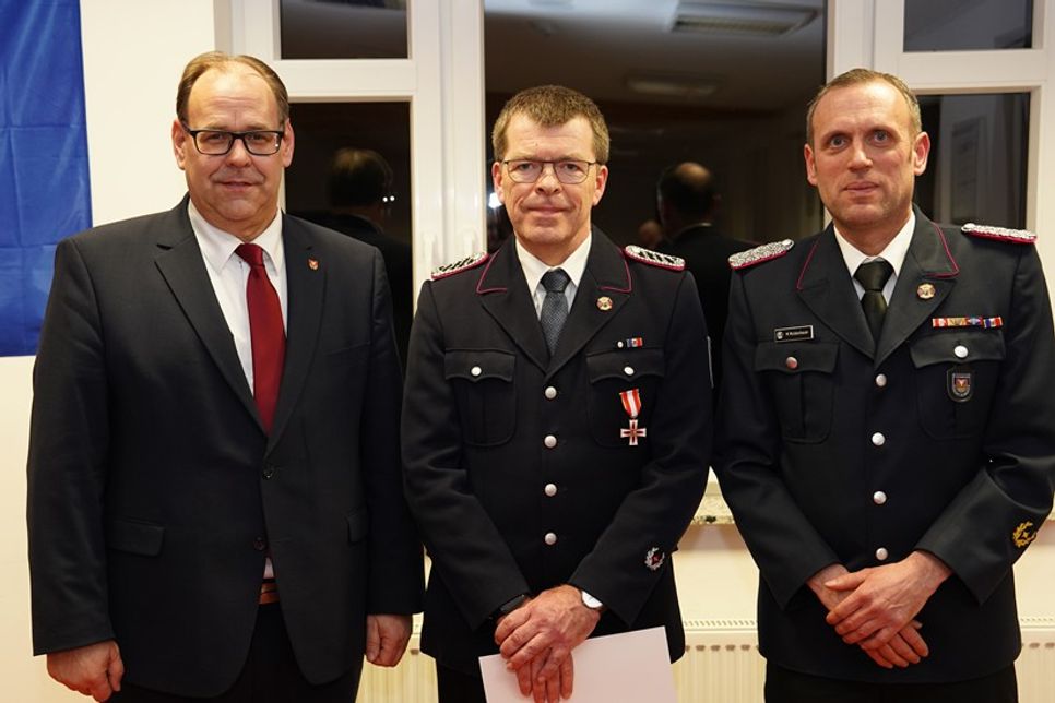 Bürgermeister Mirko Spieckermann (lks.) und Wehrführer Marcel Moldenhauer (re.) ehrten Detmar Horn mit dem Brandschutzehrenzeichen in Gold für 40 Jahre im aktiven Dienst.