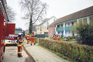 Die Freiwillige Feuerwehr Scharbeutz rettet sieben Menschen aus diesem Mehrfamilienhaus.