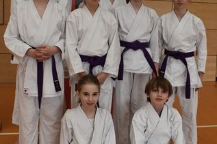 Lotte Frischmuth, Germo Bohner (vorne), Jesper Zabor, Karlotta Gerthenreich, Janne Frischmuth, Sophie Bohner (dahinter v. lks.), Piet Müller und Pietje Schultz (hinten v. lks.).