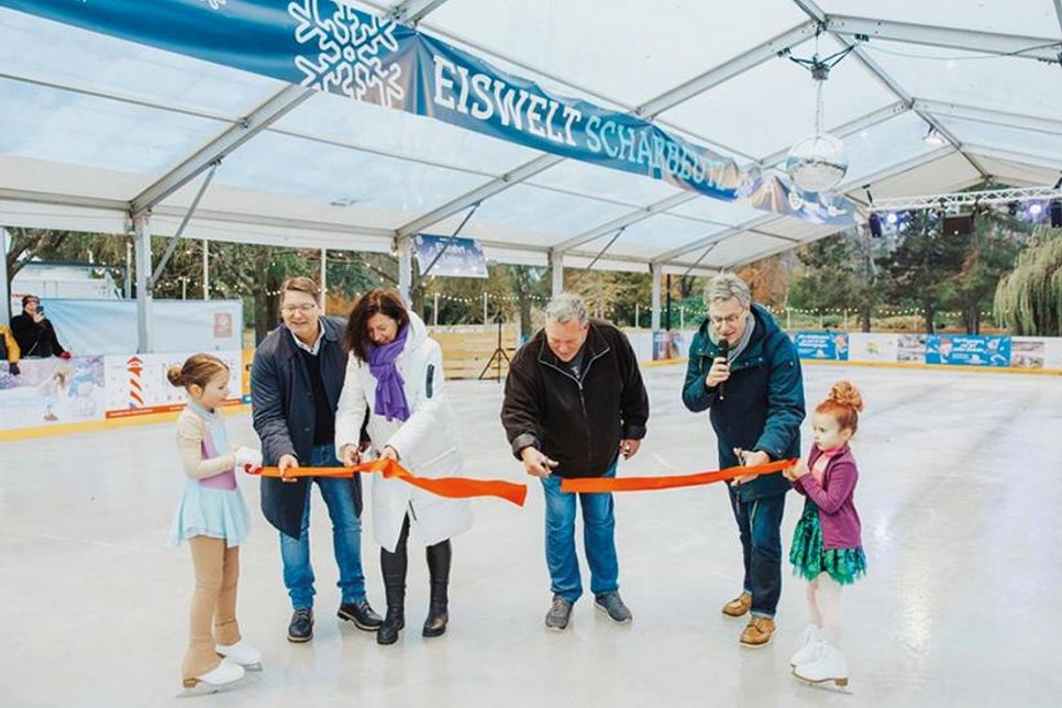 Bettina Schäfer, Bürgermeisterin der Gemeinde Scharbeutz, Veranstalter Ulfert Georgs (3.v.re.) und TALB-Vorstand André Rosinski beim Durchschneiden des roten Bandes.