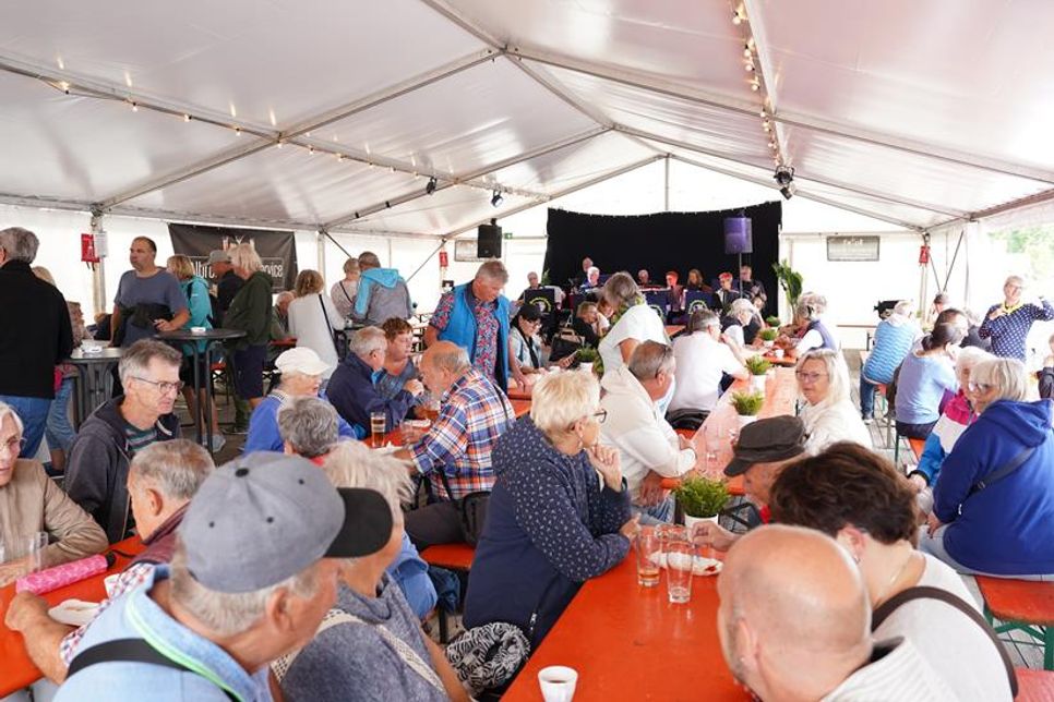 Im Festzelt wartete gute Srtimmung, Shantys und Akkordeon-Musik.
