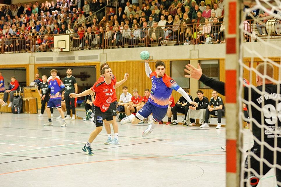 Julian Euler setzt sich athletisch durch.