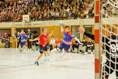 Julian Euler setzt sich athletisch durch.