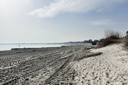 Insgesamt rund 70.000 Kubikmeter Sand werden vor der Küste von Sierksdorf angelandet und entlang des Strandes verteilt.