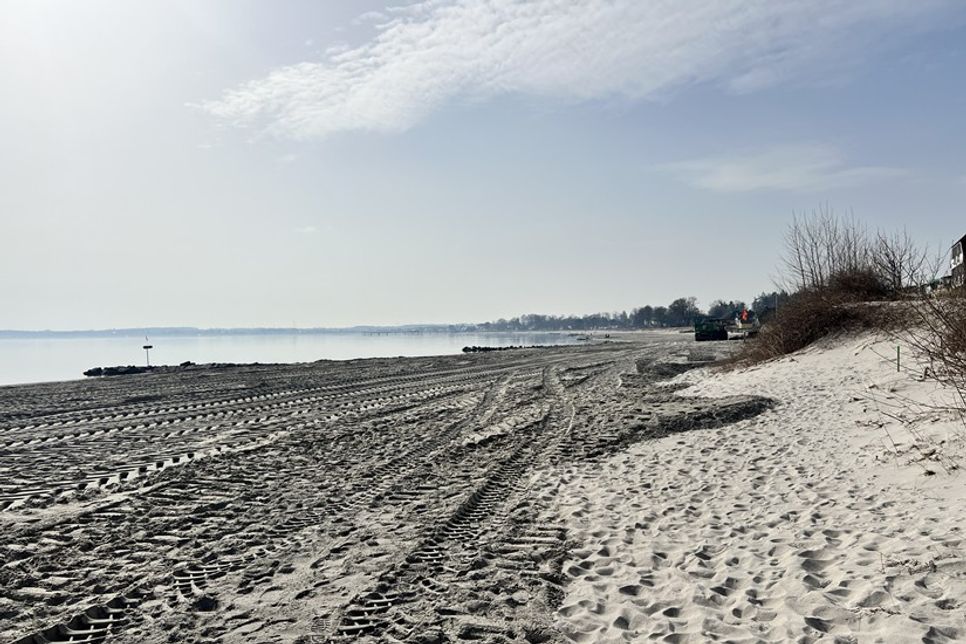 Insgesamt rund 70.000 Kubikmeter Sand werden vor der Küste von Sierksdorf angelandet und entlang des Strandes verteilt.