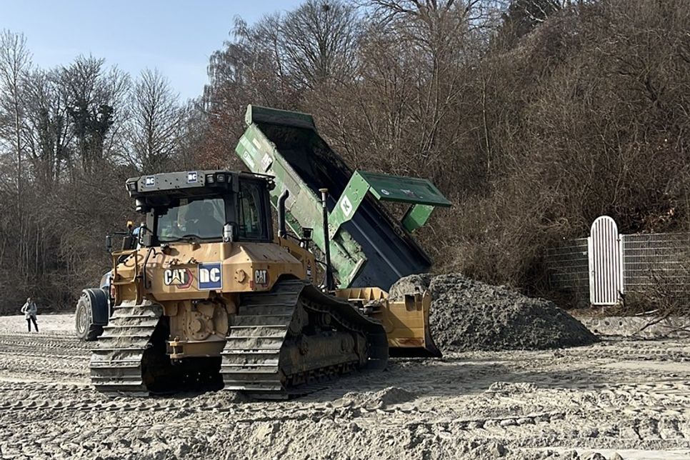Zum Vergleich: Eine typische Sandkiste (1,5 mal 1,5 Meter) im Garten fasst etwa 0,5 Kubikmeter Sand. Die Strandaufspülung in Sierksdorf entspricht damit ungefähr 140.000 Sandkisten.