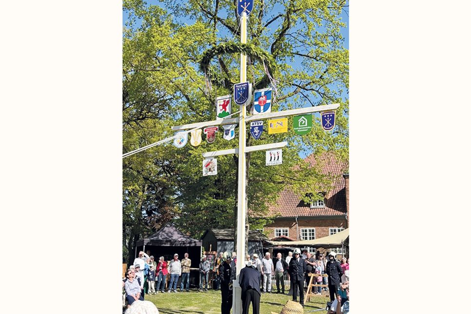 Maibaumfeier am 1. Mai in Stockelsdorf: Tradition, Musik und Genuss im Herrengarten
