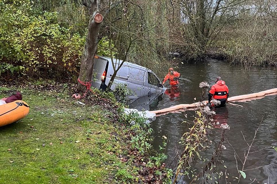 Am Freitag ist ein Pkw führerlos in die Schwartau gerollt.