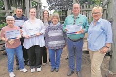 Spendenübergabe mit Sylke Vogt, Erzieherin in der „Gruber Arche“, Tobyas Boye, Betreuer der Jugendfeuerwehr Riepsdorf/Grube, Katharina Sommarive, kommissarische Schulleitung der Grundschule, Britta Bichels, Sekretariat Grundschule, Frauke Becker, ehemalige Kassenwartin der CDU, Andreas Dons, Jugendwart der Kirchengemeinde, und Bürgermeisterin Kirsten Sköries (v. lks.).