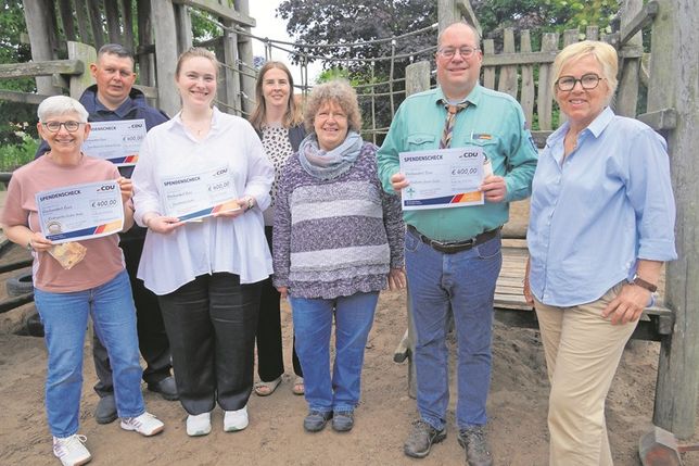 Spendenübergabe mit Sylke Vogt, Erzieherin in der „Gruber Arche“, Tobyas Boye, Betreuer der Jugendfeuerwehr Riepsdorf/Grube, Katharina Sommarive, kommissarische Schulleitung der Grundschule, Britta Bichels, Sekretariat Grundschule, Frauke Becker, ehemalige Kassenwartin der CDU, Andreas Dons, Jugendwart der Kirchengemeinde, und Bürgermeisterin Kirsten Sköries (v. lks.).