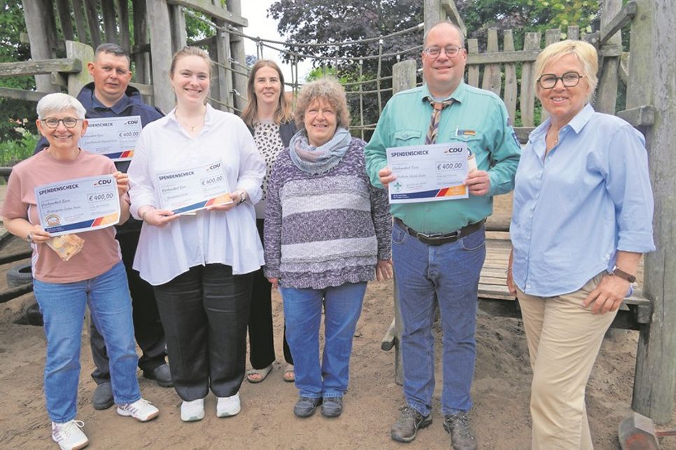 Spendenübergabe mit Sylke Vogt, Erzieherin in der „Gruber Arche“, Tobyas Boye, Betreuer der Jugendfeuerwehr Riepsdorf/Grube, Katharina Sommarive, kommissarische Schulleitung der Grundschule, Britta Bichels, Sekretariat Grundschule, Frauke Becker, ehemalige Kassenwartin der CDU, Andreas Dons, Jugendwart der Kirchengemeinde, und Bürgermeisterin Kirsten Sköries (v. lks.).