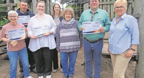 Spendenübergabe mit Sylke Vogt, Erzieherin in der „Gruber Arche“, Tobyas Boye, Betreuer der Jugendfeuerwehr Riepsdorf/Grube, Katharina Sommarive, kommissarische Schulleitung der Grundschule, Britta Bichels, Sekretariat Grundschule, Frauke Becker, ehemalige Kassenwartin der CDU, Andreas Dons, Jugendwart der Kirchengemeinde, und Bürgermeisterin Kirsten Sköries (v. lks.).