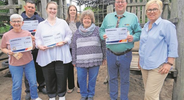 Spendenübergabe mit Sylke Vogt, Erzieherin in der „Gruber Arche“, Tobyas Boye, Betreuer der Jugendfeuerwehr Riepsdorf/Grube, Katharina Sommarive, kommissarische Schulleitung der Grundschule, Britta Bichels, Sekretariat Grundschule, Frauke Becker, ehemalige Kassenwartin der CDU, Andreas Dons, Jugendwart der Kirchengemeinde, und Bürgermeisterin Kirsten Sköries (v. lks.).