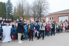 Dr. Katrin Engeln (rechts) assistiert Schulleiterin Corinna Ollech und Christopher F. Boldt, Leiter der Betreuten Grundschule, beim Durchtrennen des Absperrbandes.