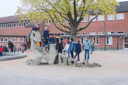 Kaum war der Schulhof offiziell freigegeben, wurde er gestürmt. Die Schnellsten machten sich natürlich auf den Weg zum namensgebenden Klettergerüst „Dino“.