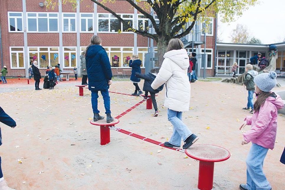 Neben weiteren Spielmöglichkeiten hatte die neue Slackline hohe Anziehungskraft bei den Bad Schwartauer Grundschülern.