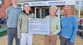 Erlös der Weihnachtsfeier der GGS-Strand Europaschule: 2.460 Euro-Spende an Kinderherz e.V. übergeben