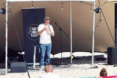 Lachen mit Ostseeblick: „Chaos Comedy Bucht“ geht in die letzte Runde