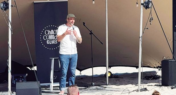 Lachen mit Ostseeblick: „Chaos Comedy Bucht“ geht in die letzte Runde