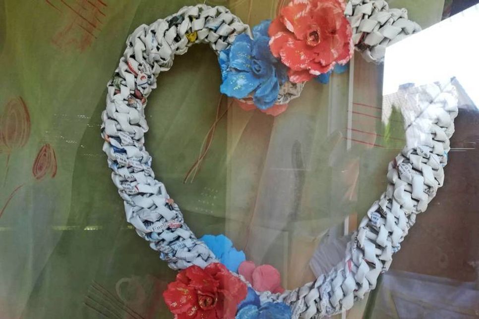 Eine Leserin schickte uns dieses Foto. Der Herzkranz ist komplett aus reportern gefertigt. So macht Recycling richtig Spaß!