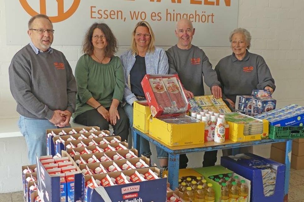 Käse, Öl und Milch für 823 Euro: Johann Rademacher, Bernd Ruschenburg und Regine Hansen von der Tafel Ahrensbök freuen sich über einen Rieseneinkauf, den Andrea Penz und Sissel Berg dank des Frauenzimmer-Flohmarktes für die Tafel machen konnten.