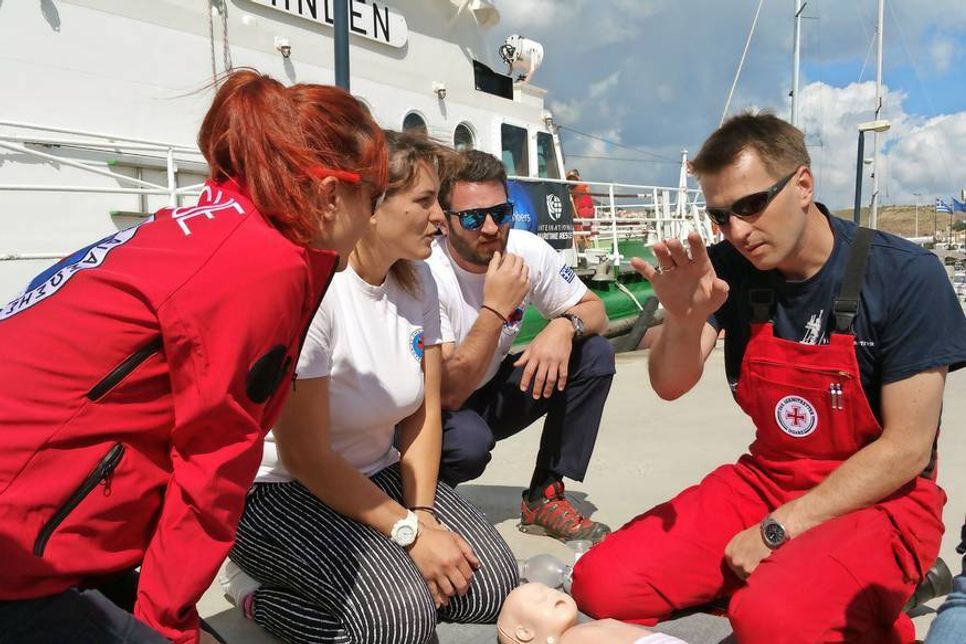Vormann Timo Jordt beim Reanimationstraining mit griechischen Seenotrettern des Hellenic Rescue Teams.
