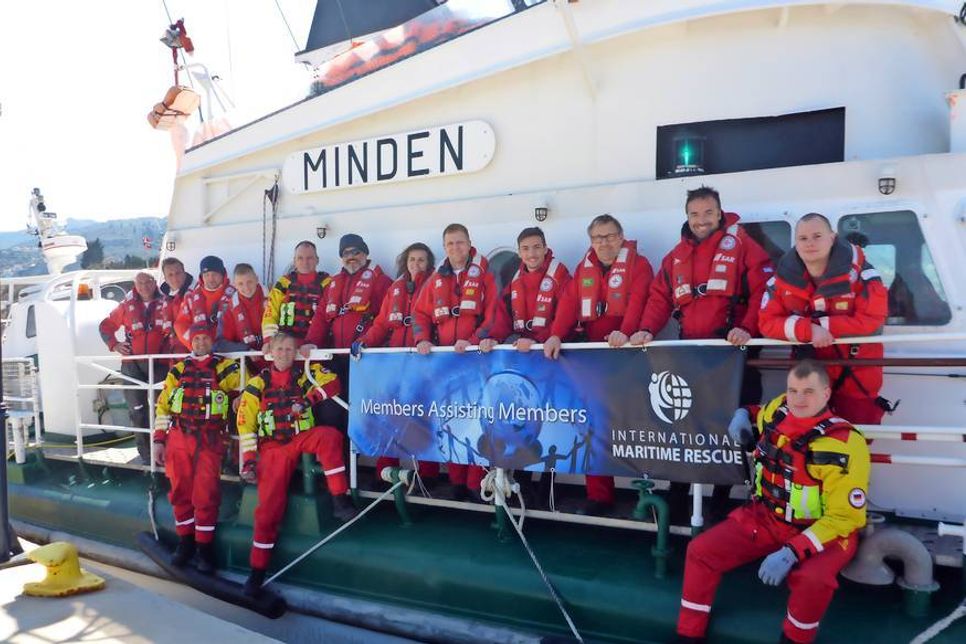 Abschiedsbild mit einer der „Minden“-Crews an der Steuerbordseite des Seenotrettungskreuzers.