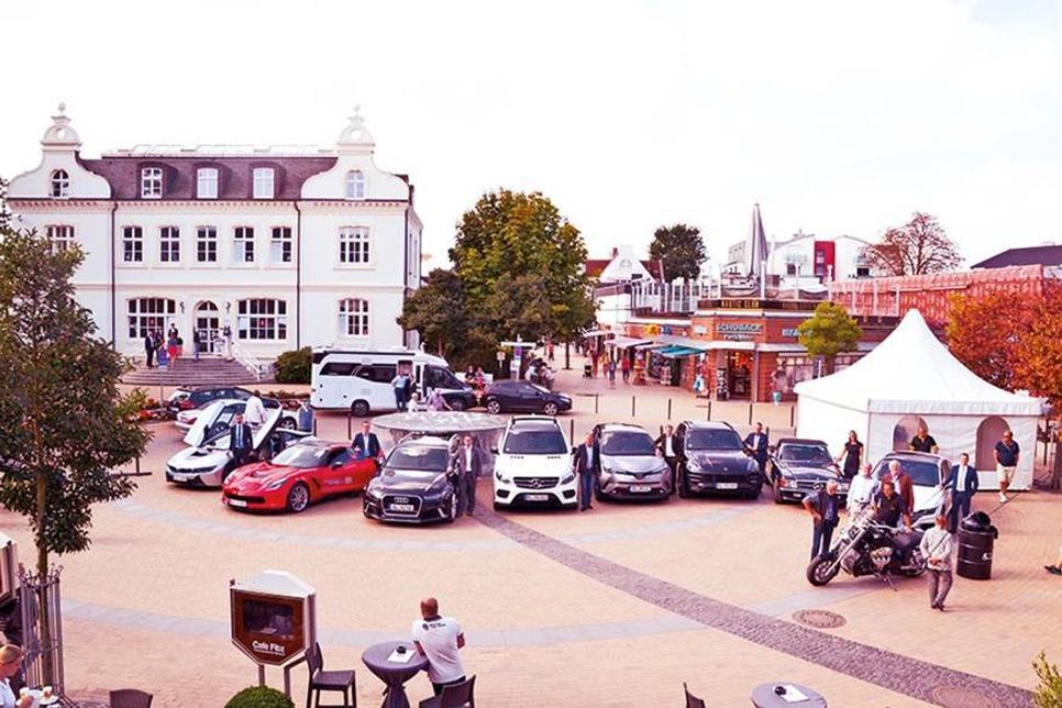 Edelmodelle und Neuheiten vieler Marken, blitzender Chrom und mobile Highlights sind am kommenden Wochenende auf der Promenade in Timmendorfer Strand zu bestaunen. (Foto: René Kleinschmidt)