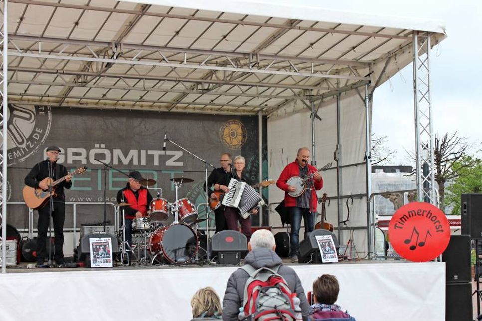 „Timmerhorst“ sorgte für musikalische Unterhaltung beim Essen.