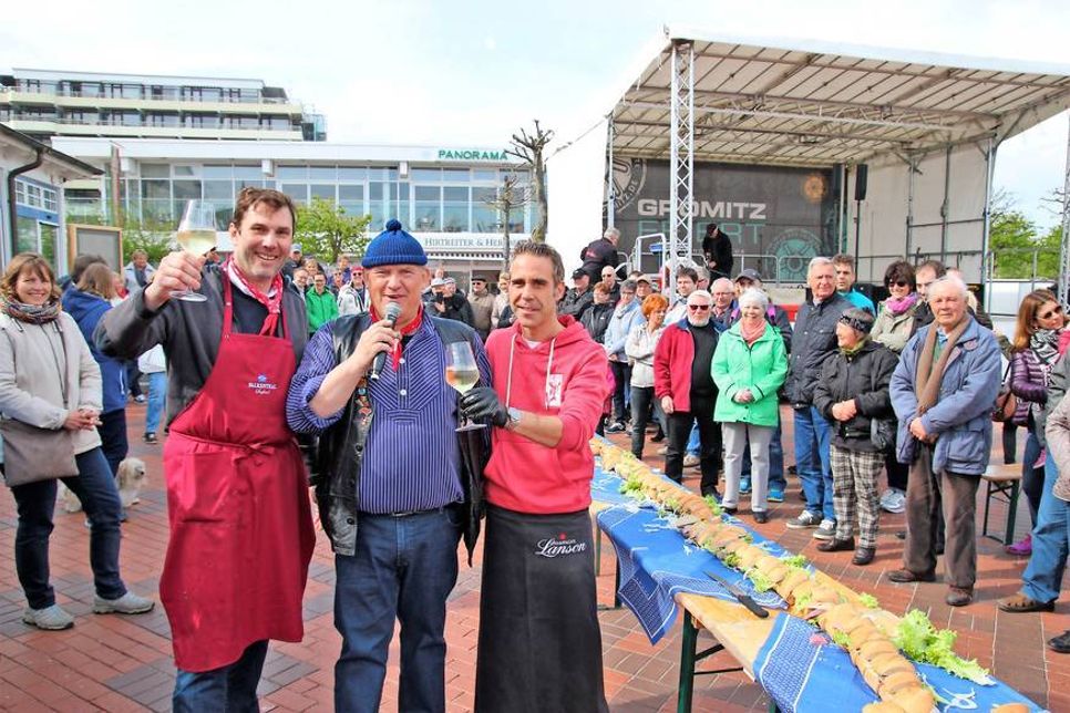 Unterhalter Küstenjörn (Mitte) mit den Gastronomen Lars Falkenthal und Christian Werner (re.). Foto: Christian Lück.
