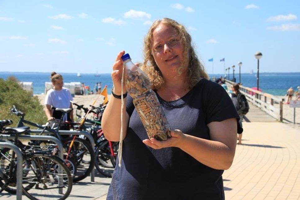 Stefanie Sudhaus zeigt, wie viele Glimmstängel auf einem 200-Meter-Strandabschnitt gefunden wurden.