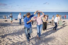 Zusammen wird am Strand zu feurigen Rhythmen Salsa, Merengue und Bachata tanzen. (Foto: www.luebecker-bucht-ostsee.de)