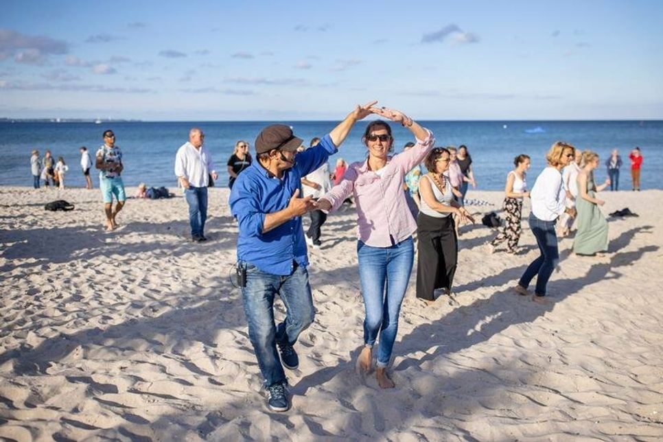 Zusammen wird am Strand zu feurigen Rhythmen Salsa, Merengue und Bachata tanzen. (Foto: www.luebecker-bucht-ostsee.de)