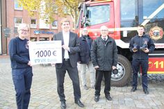 Spendenübergabe mit Vanessa Thurm, VR Bank Firmenkundenbetreuer Johannes Albert, Florian Jaekel, Jürgen von Schassen und Jugendfeuerwehrwart und Pressesprecher Finn-Lasse Dranowski (v. lks.).