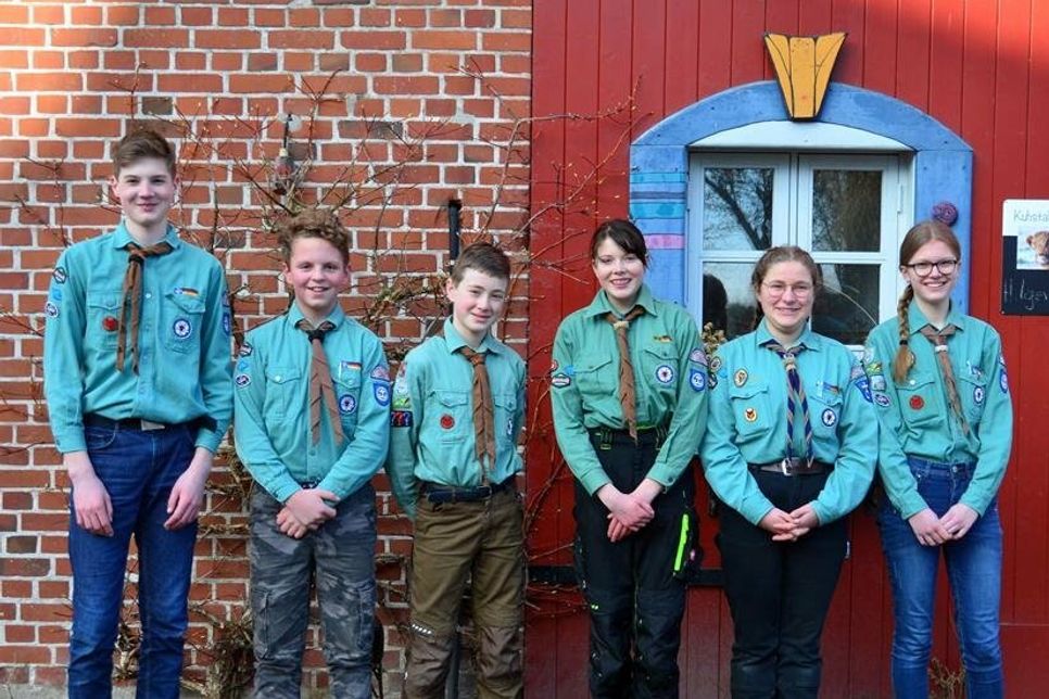 Luk Hillmann, Timon Kruse, Tamme Klempnow, Carmen Studt, Jugendgruppenleiterin Anni Siems und Svea Marie Swars (v. lks.).