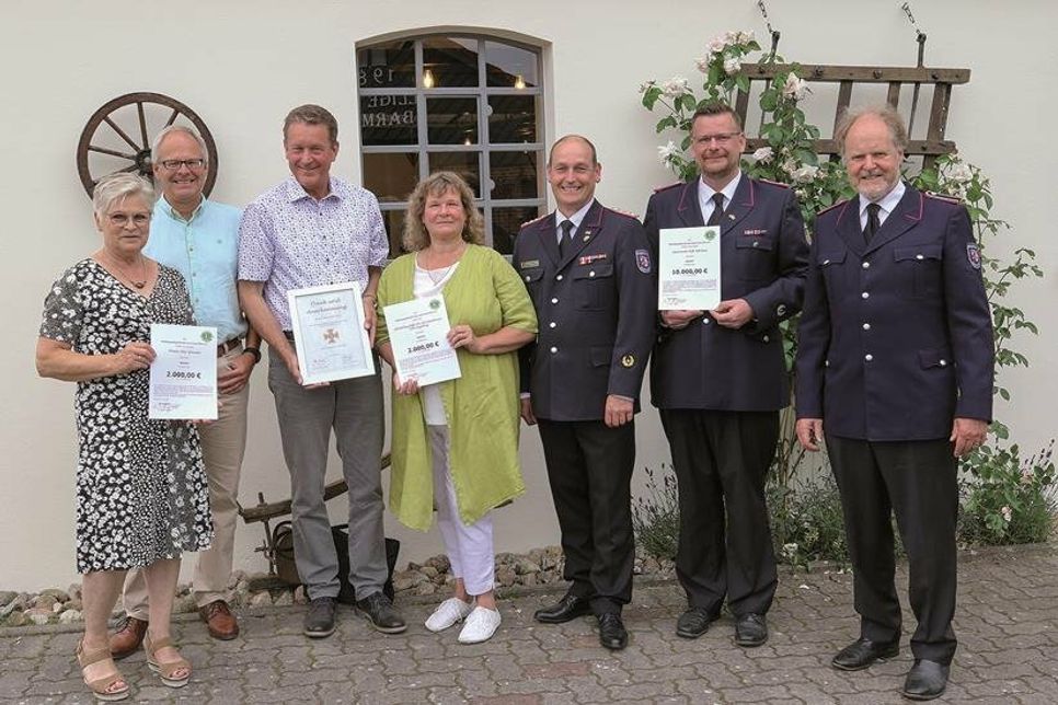Claudia Wunsch (Praxis ohne Grenzen), Uwe Bartscher (Vorsitzender der Fördergesellschaft des Lions Club Plön e.V.), Dr. Norbert Langfeldt (Präsident Lions Club Plön) mit Dankurkunde für Spende, Astrid Dethloff (Flüchtlingsbeauftragte der Flüchtlingshilfe des Kirchenkreises Plön-Segeberg), Matthias Slamanig (Wehrführer FFW Rastorf, Projektgruppe „Feuerwehr hilft Ukraine“), Matthias Hansen (Wehrführer FFW Barmissen, Projektgruppe „Feuerwehr hilft Ukraine“), Friedrich Graf zu Rantzau (FFW Rastorf, Mitglied Projektgruppe „Feuerwehr hilft Ukraine“).