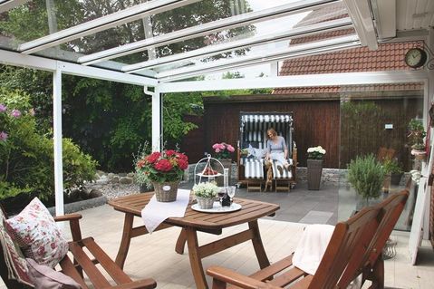 Ein besonderer Vorteil einer Überdachung ist, dass die Terrasse immer fertig ist: Polsterauflagen, Tischdecken, Kerzen und andere Dekorationen können einfach bleiben wo sie sind.