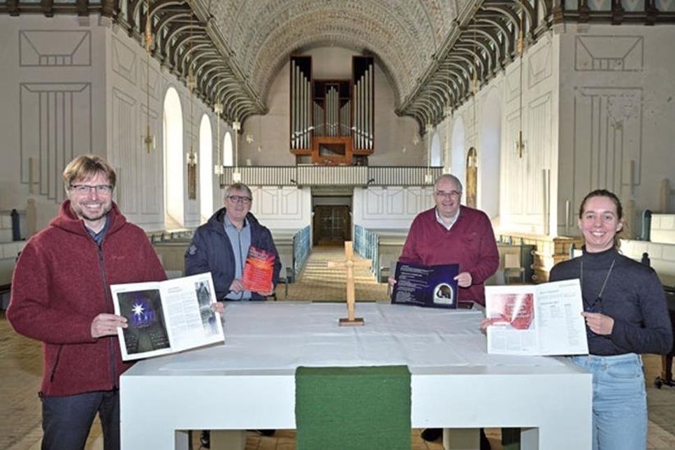 Die Plöner Pastoren Janina Lubeck, Lutz Thiele (l.) und Roland Scheel (r.) sowie Kirchenmusiker KMD Henrich Schwerk präsentieren den Gemeindebrief im neuen Format. Doch es gibt noch weitere Veränderungen.