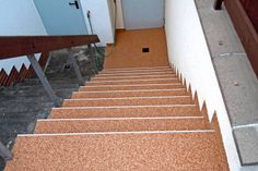 Auch die Außentreppe zum Keller verliert mit einem neuen, rutschhemmenden Belag ihren Schrecken. Foto: djd/Renofloor